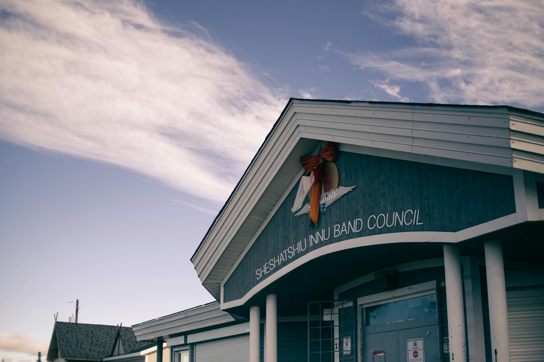 Budynek rady społecznej przypominający siedzibę samorządu uczniowskiego