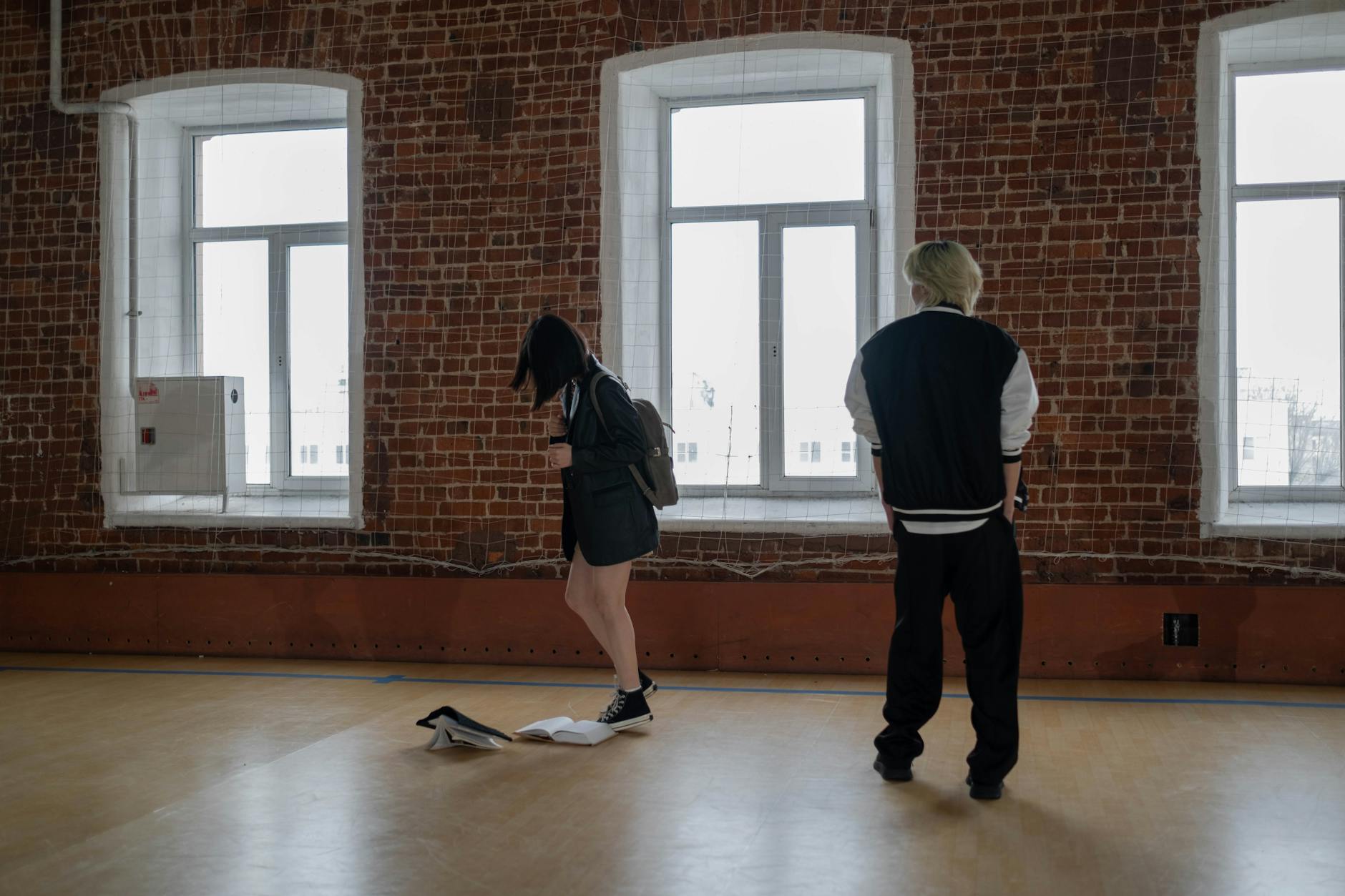 Chłopak zastrasza dziewczynę na korytarzu liceum