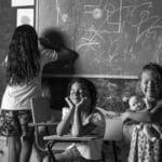 Dzieci bawiące się i uczą w wiejskiej klasie