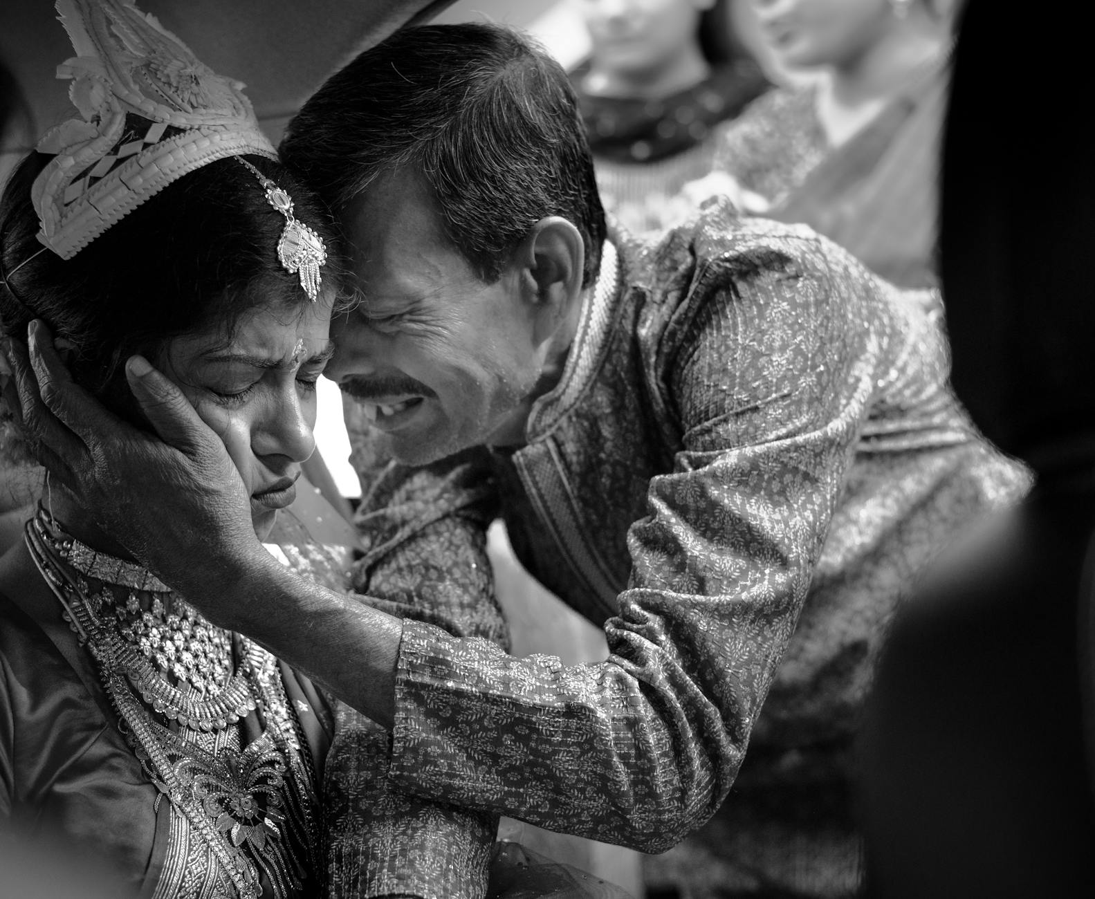 Ojciec przytula córkę podczas wzruszającej ceremonii ślubnej