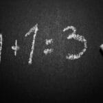 Tablica szkolna z zabawnym, błędnym równaniem matematycznym