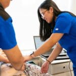 Uczeń w firmie uczy się zawodu pod okiem instruktora