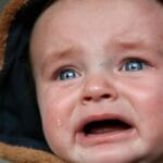 Zbliżenie zapłakanego niemowlęcia ukazujące silne emocje