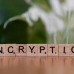 Wykorzystanie danych w szkole: personalizacja czy inwigilacja? Drewniane klocki z napisem encryption symbolizujące ochronę danych