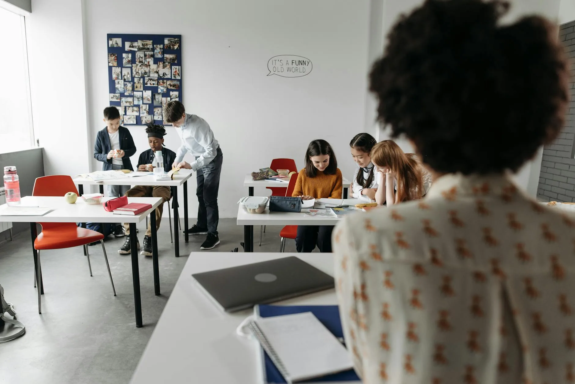 Uczniowie aktywnie pracują w nowoczesnej, angażującej klasie