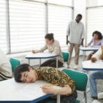 Kiedy stres mobilizuje, a kiedy niszczy? O napięciu w edukacji Zróżnicowani uczniowie piszą egzamin w skupionej atmosferze klasy