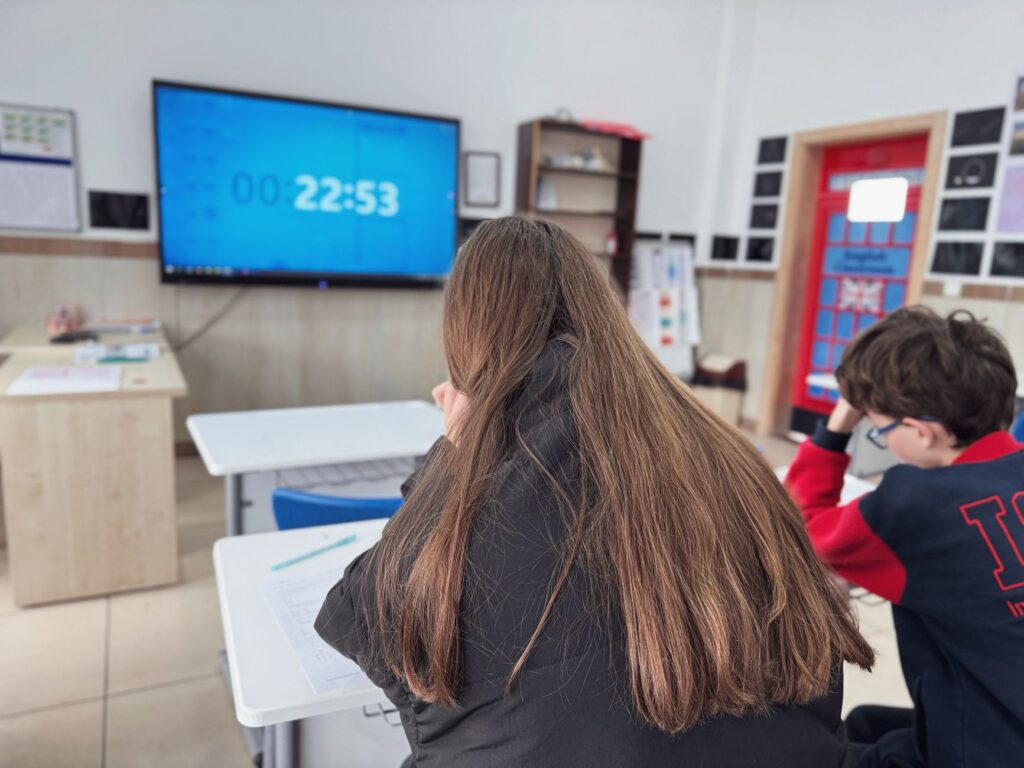 Zmiana szkoły w 7. klasie na alternatywną: czy to bezpieczny moment przed egzaminami?